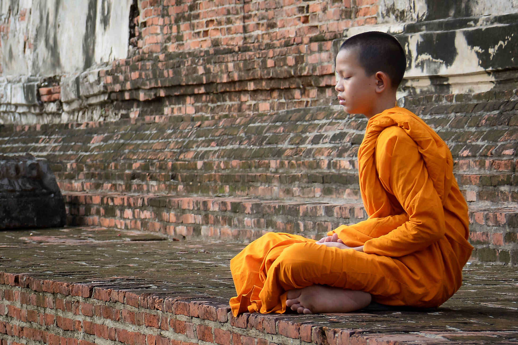 novice-practicing-meditation-wat-yai-chaimongkol-ayutthaya-thailand-may-21-2021